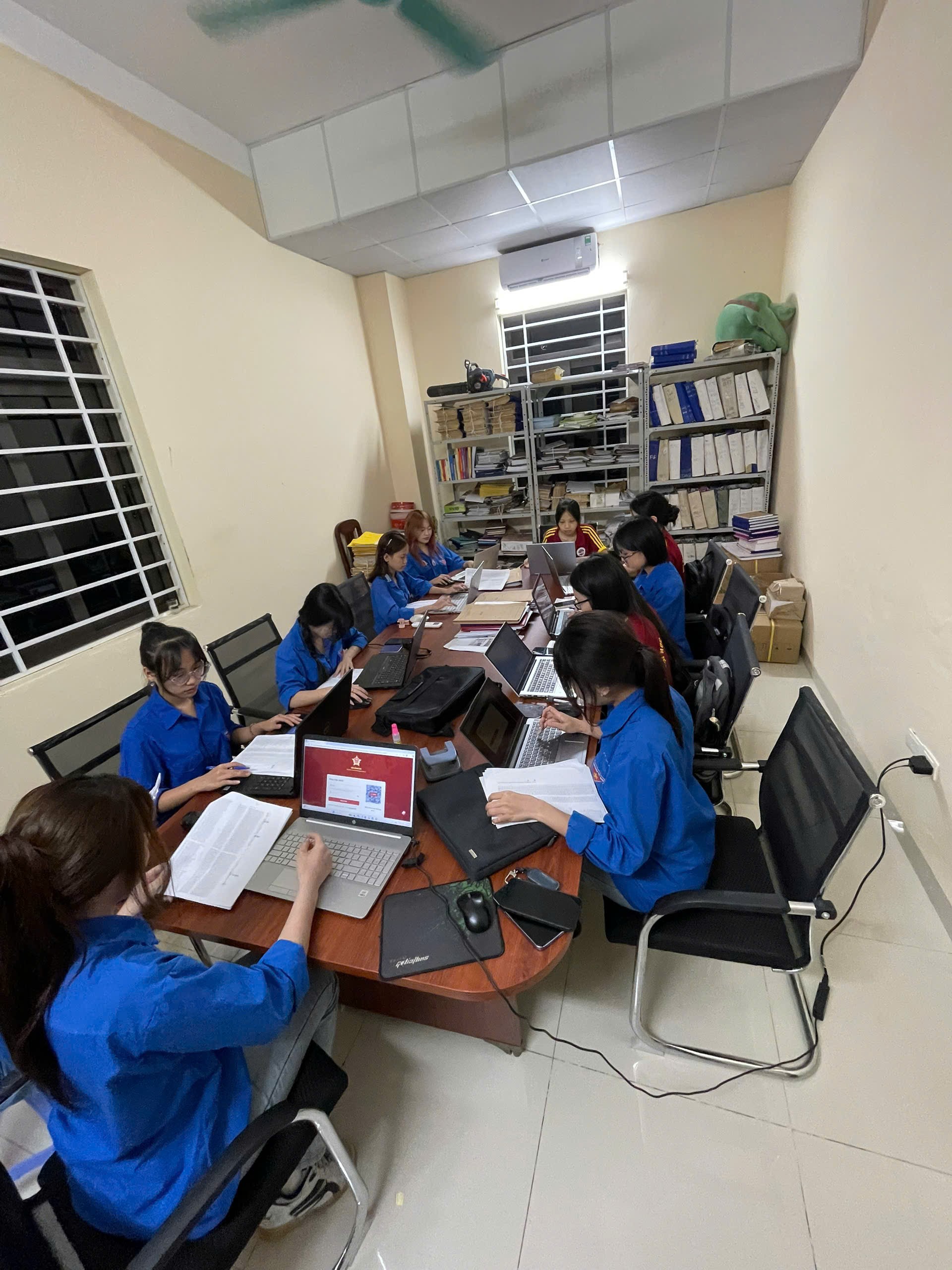 Trường ĐHSP Hà Nội 2 ra quân hỗ trợ người dân góp ý dự thảo sửa đổi, bổ sung hiến pháp 2013 qua ứng dụng VNEID