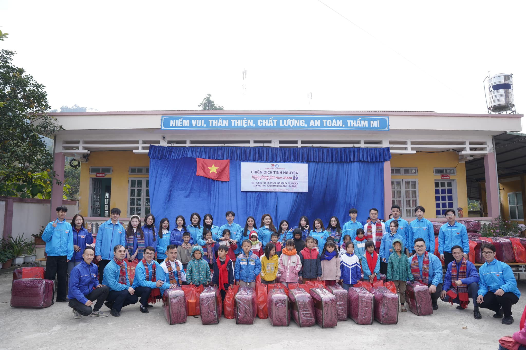 Tuổi trẻ Trường Đại học Sư phạm Hà Nội 2 đem “Mùa đông ấm” đến với học sinh vùng khó khăn tại Hòa Bình