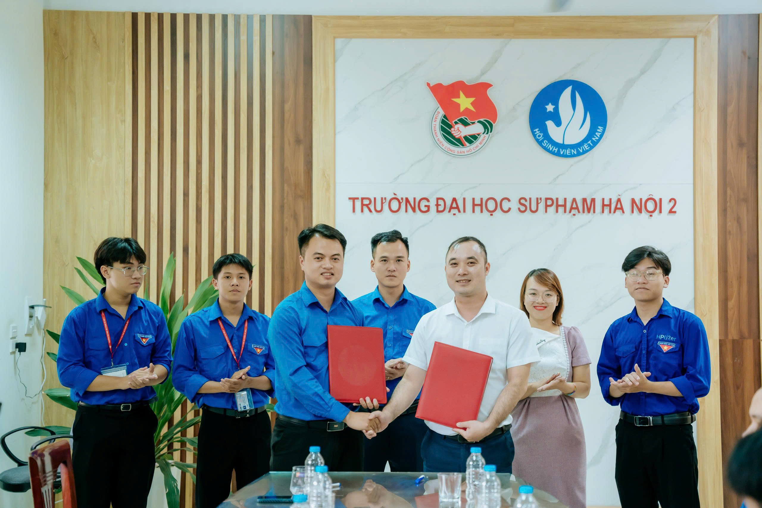 Đồng chí Đoàn Bá Tráng nhận nhiệm vụ Cán bộ chuyên trách Đoàn Thanh niên Trường Đại học Sư phạm Hà Nội 2