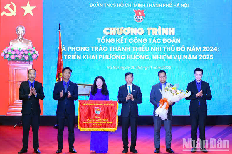 Thành đoàn Hà Nội đón nhận Huân chương Lao động hạng Ba