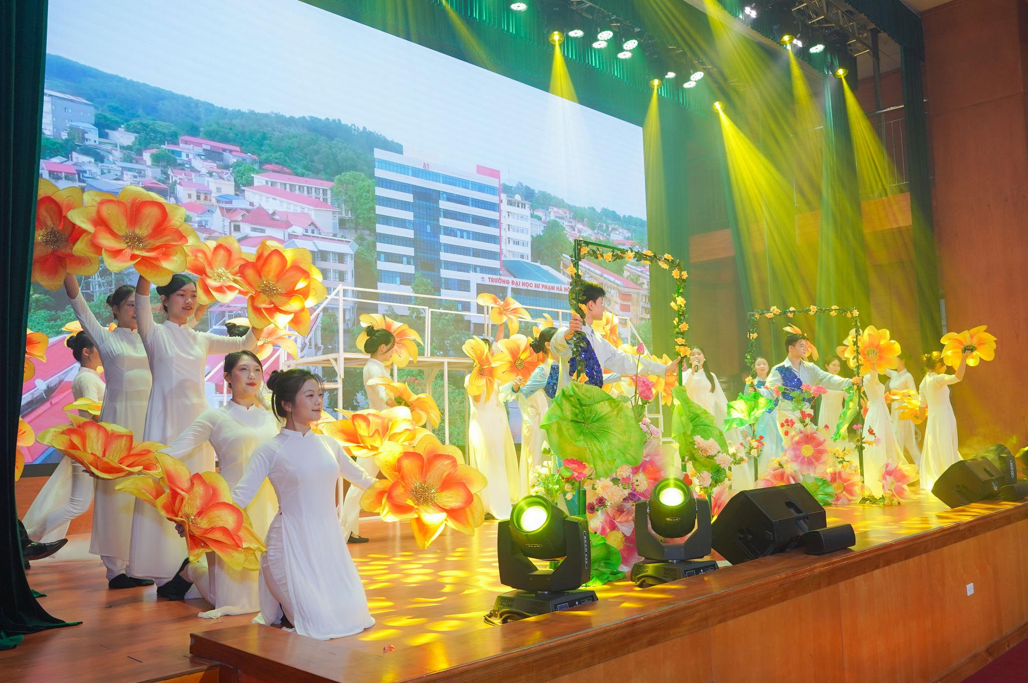 Tuổi trẻ HPU2 tích cực hỗ trợ Lễ kỷ niệm 58 năm thành lập Trường ĐHSP Hà Nội 2, 50 năm đào tạo tại Xuân Hoà